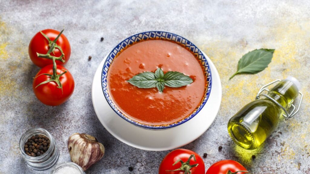 Sopa de tomate com manjericão